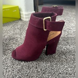 EUC- burgundy sandals